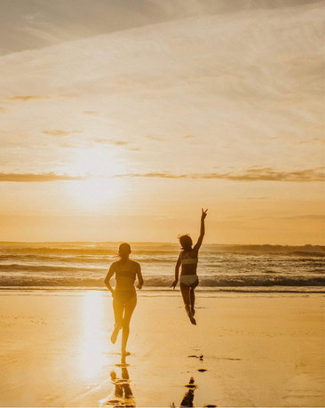 séance famille landes, Biscarrosse, coucher de soleil sur la plage Biscarrosse, mimizan, landes, biarritz, hossegor, bordeaux. Enfants qui court et saute sur la plage, à l'ocean au coucher de soleil, photographe famille 