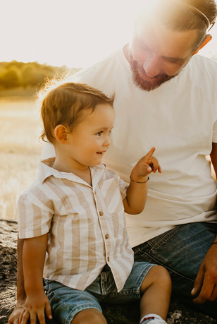 séance famille landes, Biscarrosse, coucher de soleil sur la plage Biscarrosse, mimizan, landes, biarritz, hossegor, bordeaux. Enfant de 1 an avec son papa au coucher de soleil, photographe famille 