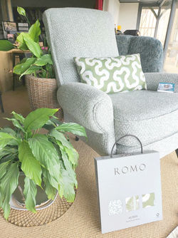 Vitrine Romo par Ressort T Fauteuils, Julie Monnier Tapissière décoratrice Eure à Boisney