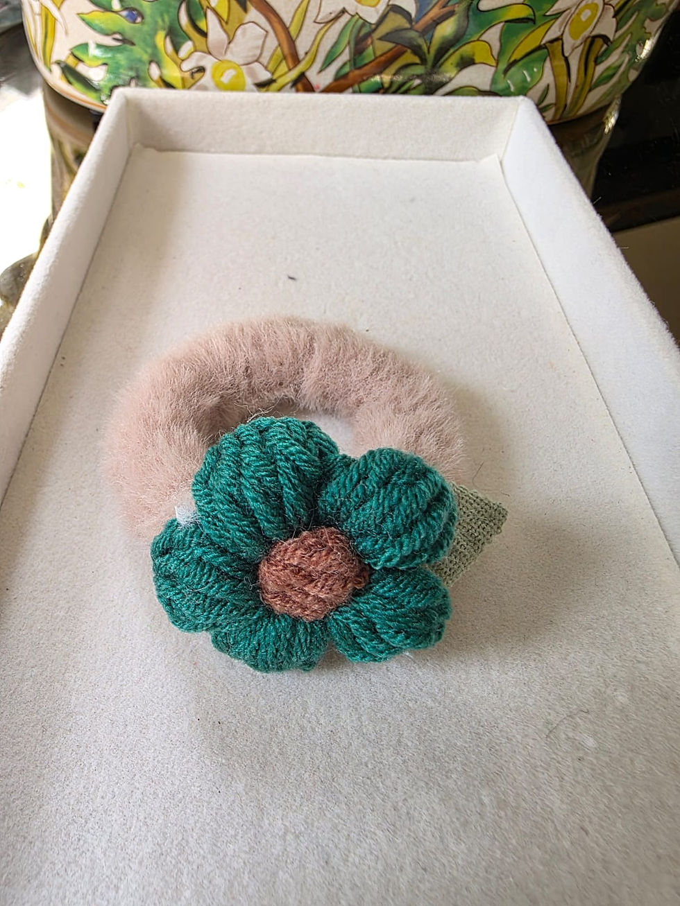 Miniatura: Scrunchie de pelúcia com flor