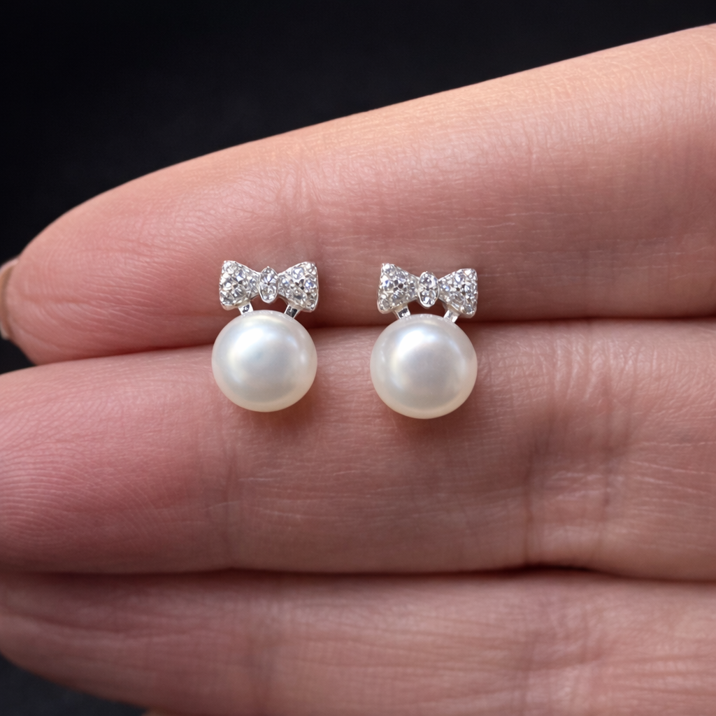 Brinco Mini laço cravejado com pérola de água doce em Prata 925