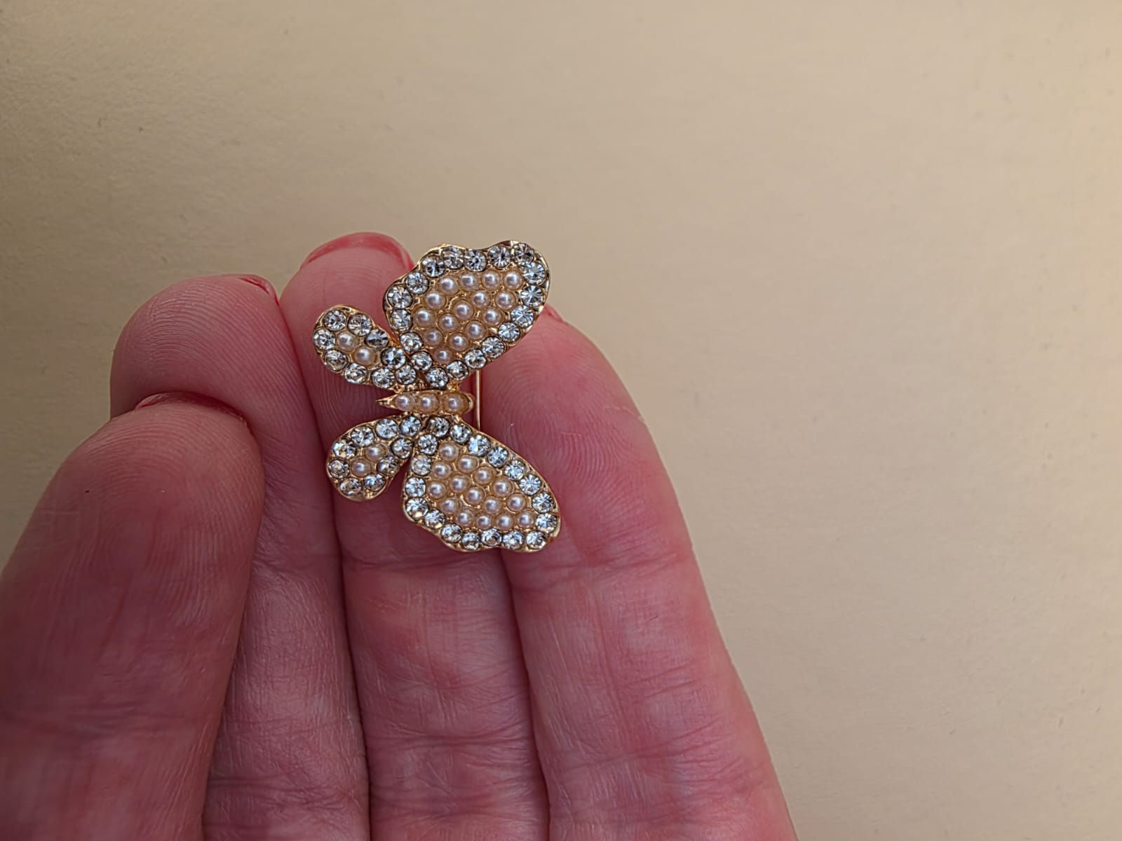 Broche borboleta M strass e pérolas