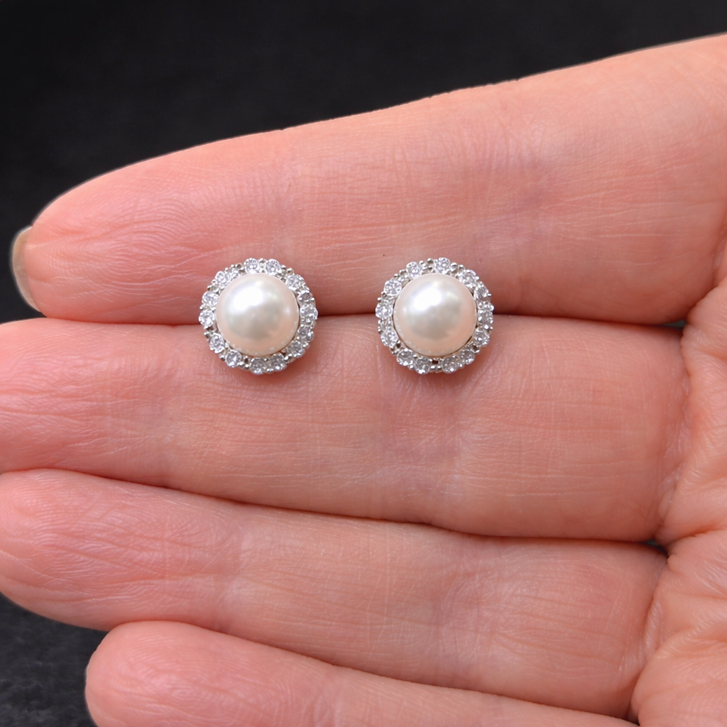 Brinco Pérola de água doce com cravação Flor em Prata 925