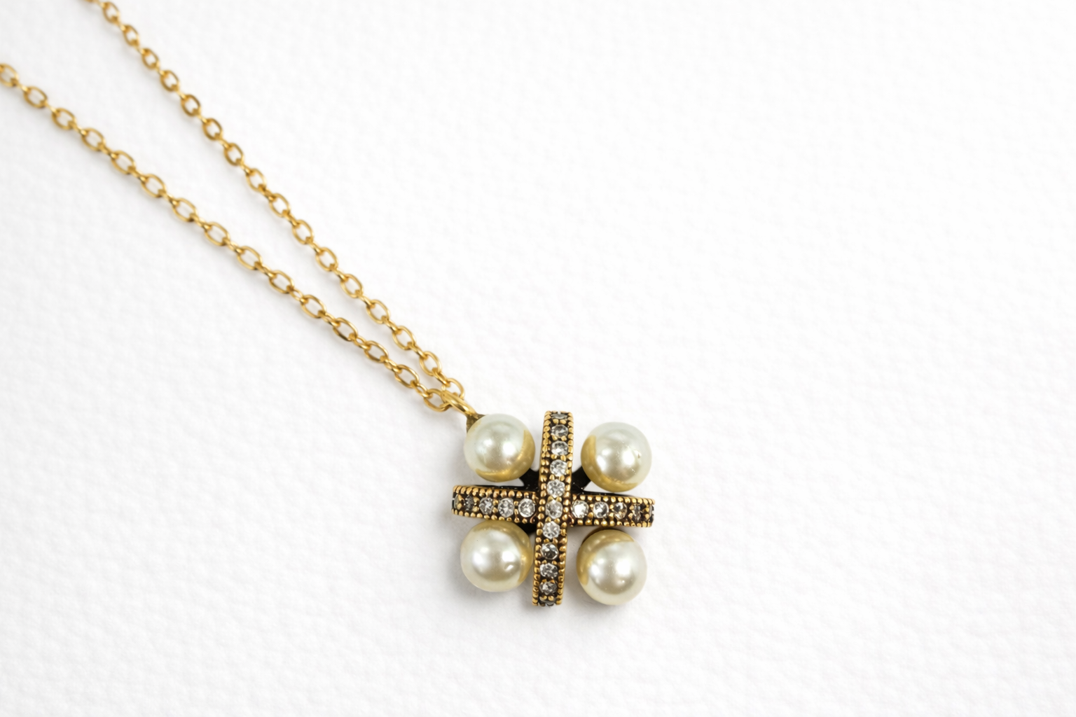 Colar X com pérolas e cristais com banho de ouro vintage | Nino Brain