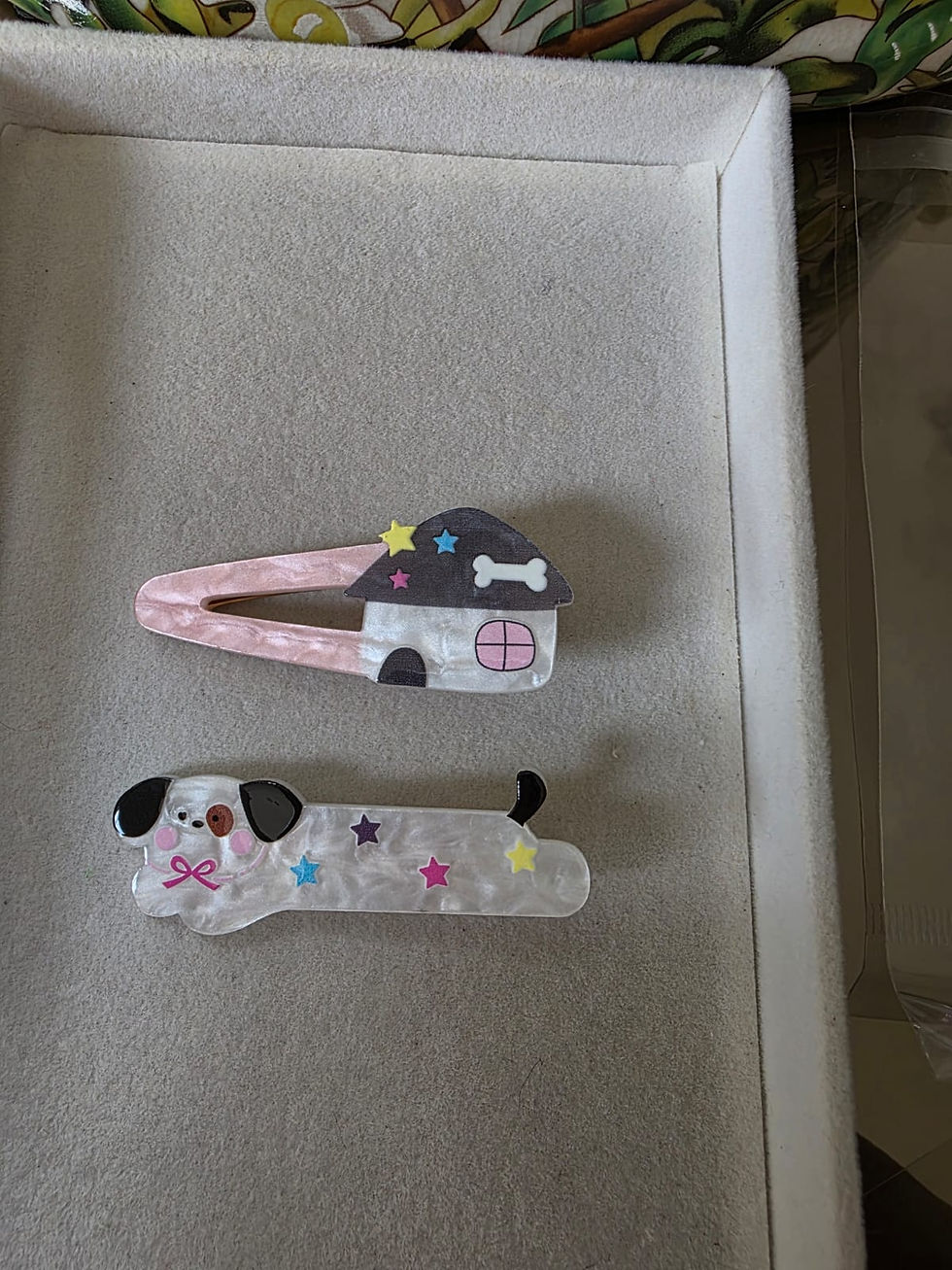 Miniatura: Par de presilhas em acetato cachorrinho e casinha