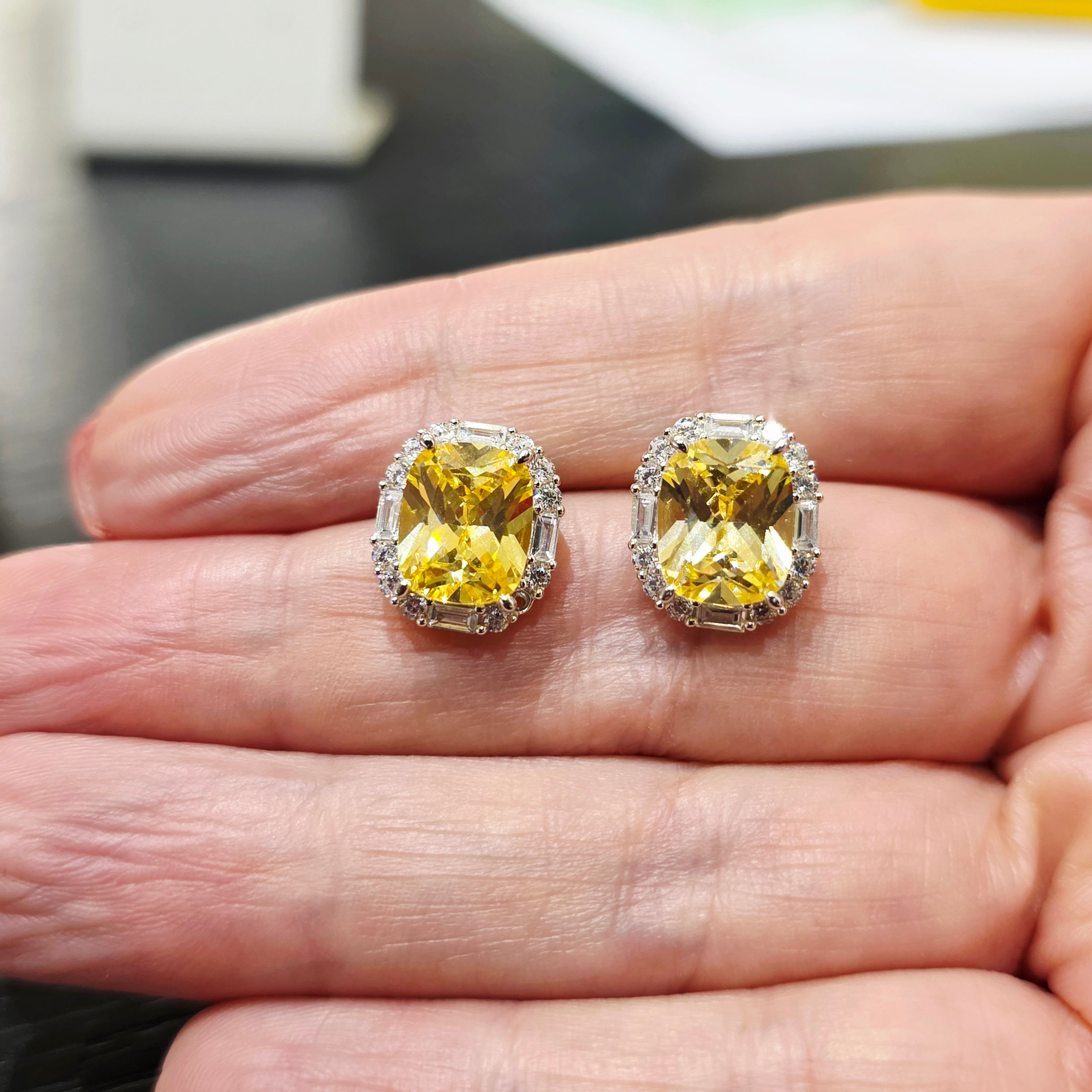 Brinco Topázio zirconia retangular cravejado em Prata 925