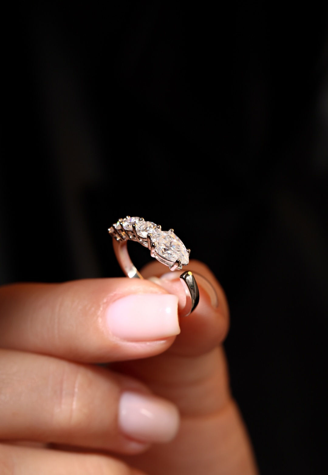 MOISSANITE - Anel Aberto Degrade com gota 5MM e8MM em Prata 925