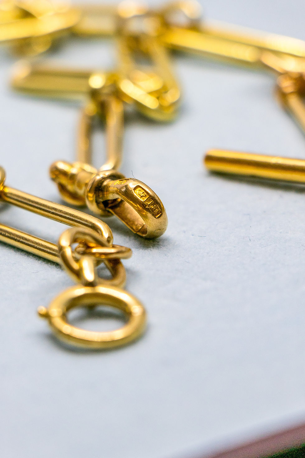 थंबनेल: Antique 18ct Gold Trombone Chain Necklace With Fancy Link Diamond T-Bar Extender