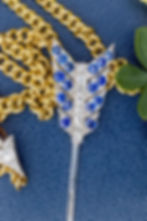 Miniatura: Detailed shot of sapphire and diamond fletching on Art Deco arrow pendant