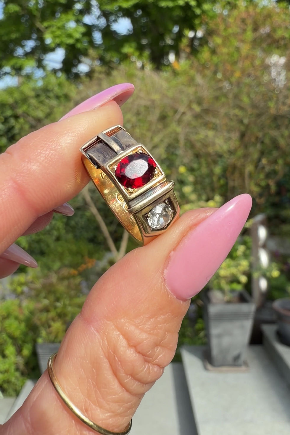 थंबनेल: Antique Victorian 18ct gold buckle ring with oval hessonite garnet and old cut diamond, London hallmarked.