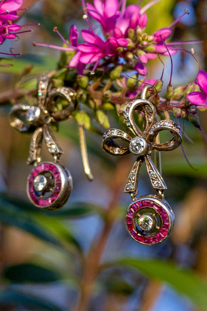 Miniaturbild: Belle Époque Diamond Bow & Ruby Target Drop Earrings, c.1900-1910