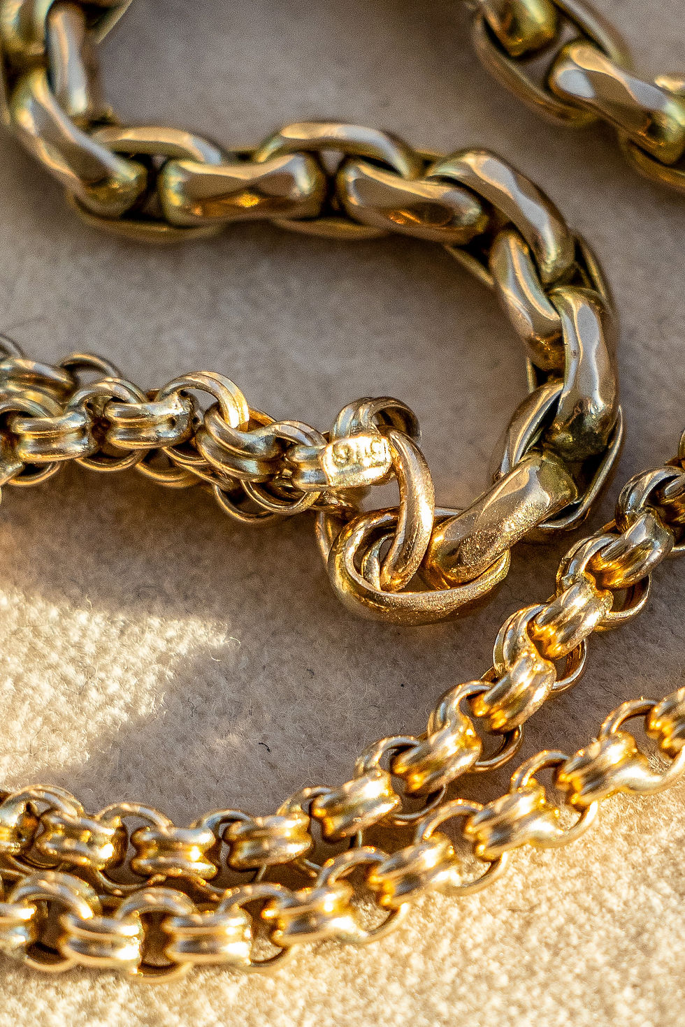 थंबनेल: Antique 9ct Gold Mixed-Link Chain With Engraved Detailing And Two Dog Clips