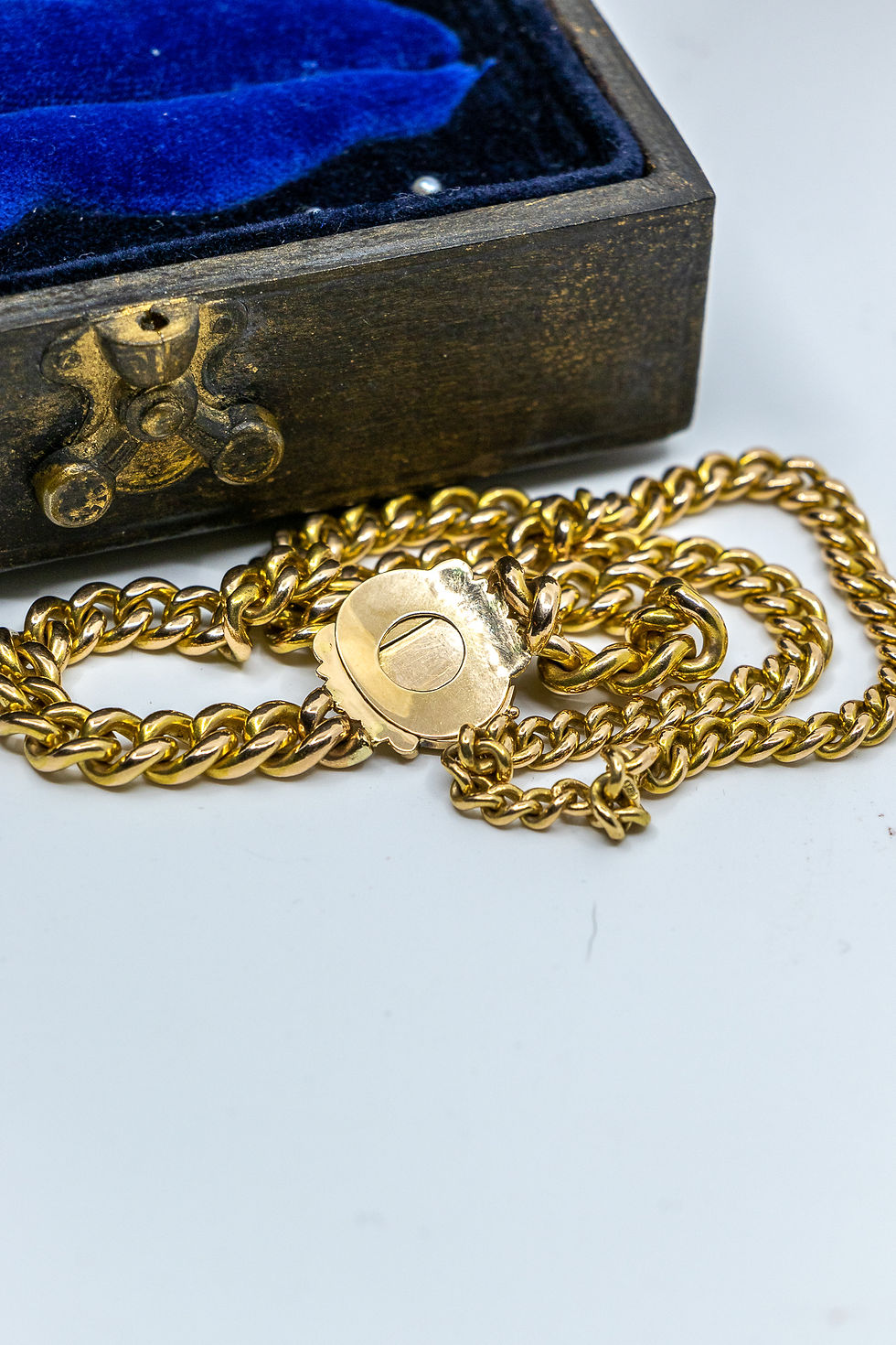 थंबनेल: Rare Antique 18ct Curb Chain With Georgian Rose-Cut Diamond Blue Enamel Clasp