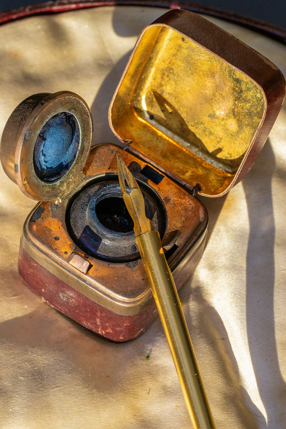 Miniatura: Detail shot of French 18ct gold quill pen beside open inkwell showing aged metal and patina.