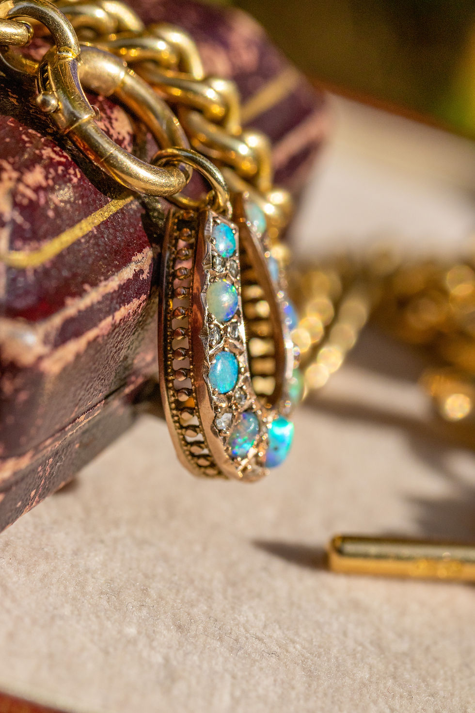 Miniaturebillede: Mid-Size Antique Horseshoe Pendant in 9-Carat Gold with Opals And Diamonds