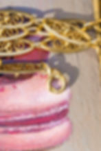थंबनेल: A detailed shot of the end link featuring multiple French eagle head hallmarks, verifying the chain’s 18ct gold composition.