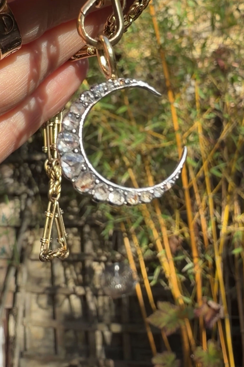 Miniatura: Video of the crescent pendant showing the rose cut diamonds incredible sparkle.