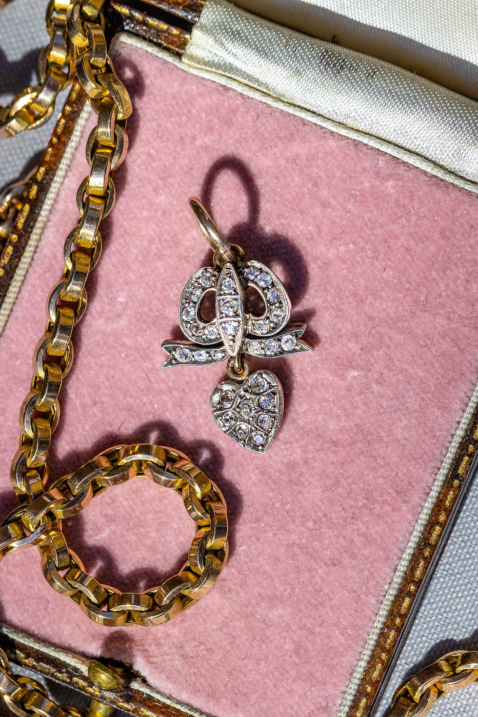 Miniaturebillede: Silver and 9ct gold antique pendant showing patina and stone details