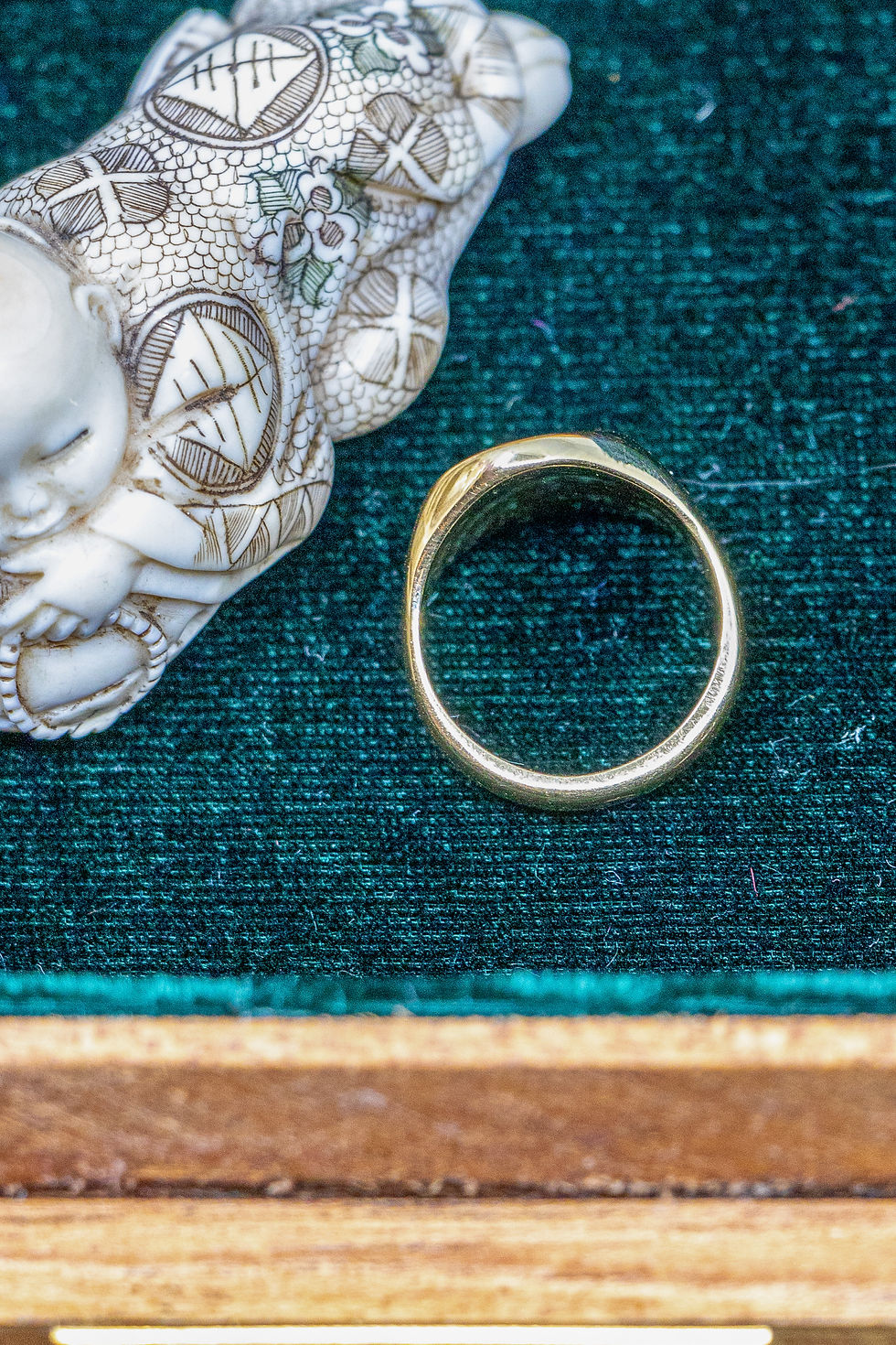 Miniaturbild: Vintage 18ct Gold Skull Signet Ring With Emerald Eyes