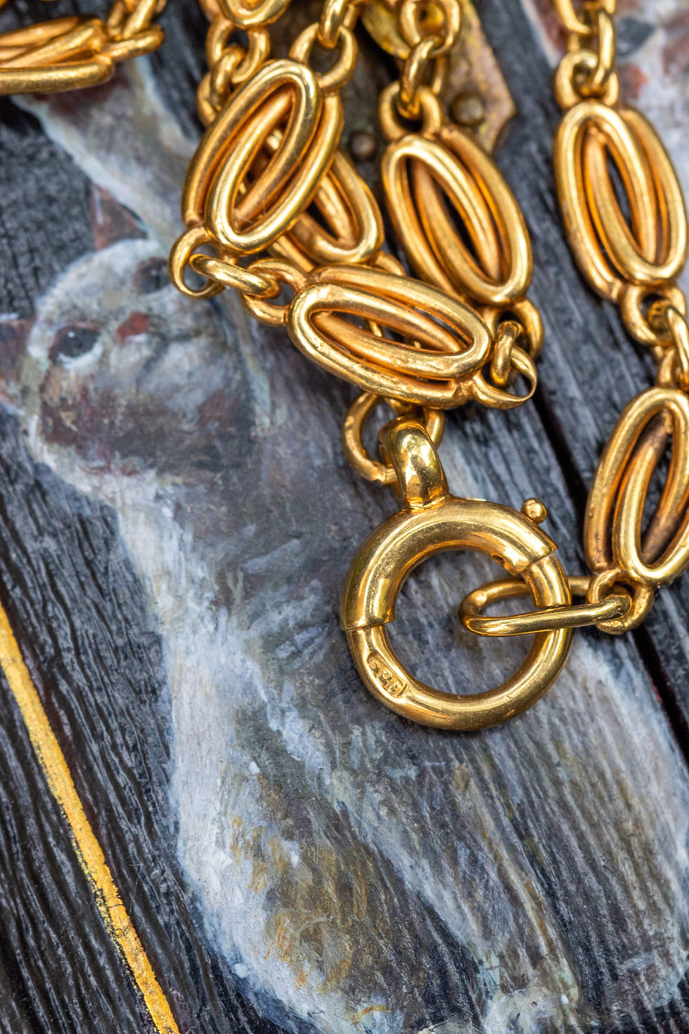 Miniatura: Detailed view of bolt ring clasp stamped "18C" on 18ct gold chain with patina visible in link curves