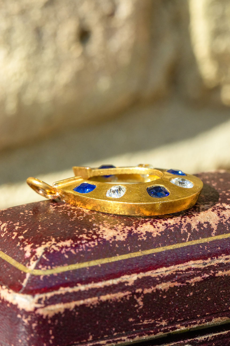 Miniaturebillede: Side angle of the Belle Époque pendant highlighting the depth and thickness of the 3mm gold horseshoe design