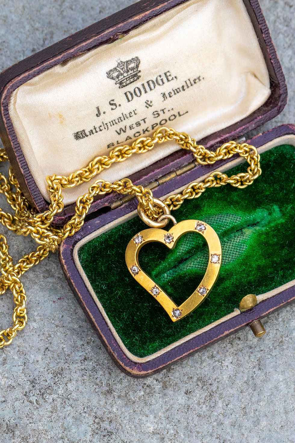 Miniatura: Detailed close-up of the witch's heart pendant, highlighting the eight small, bright rose-cut diamonds.