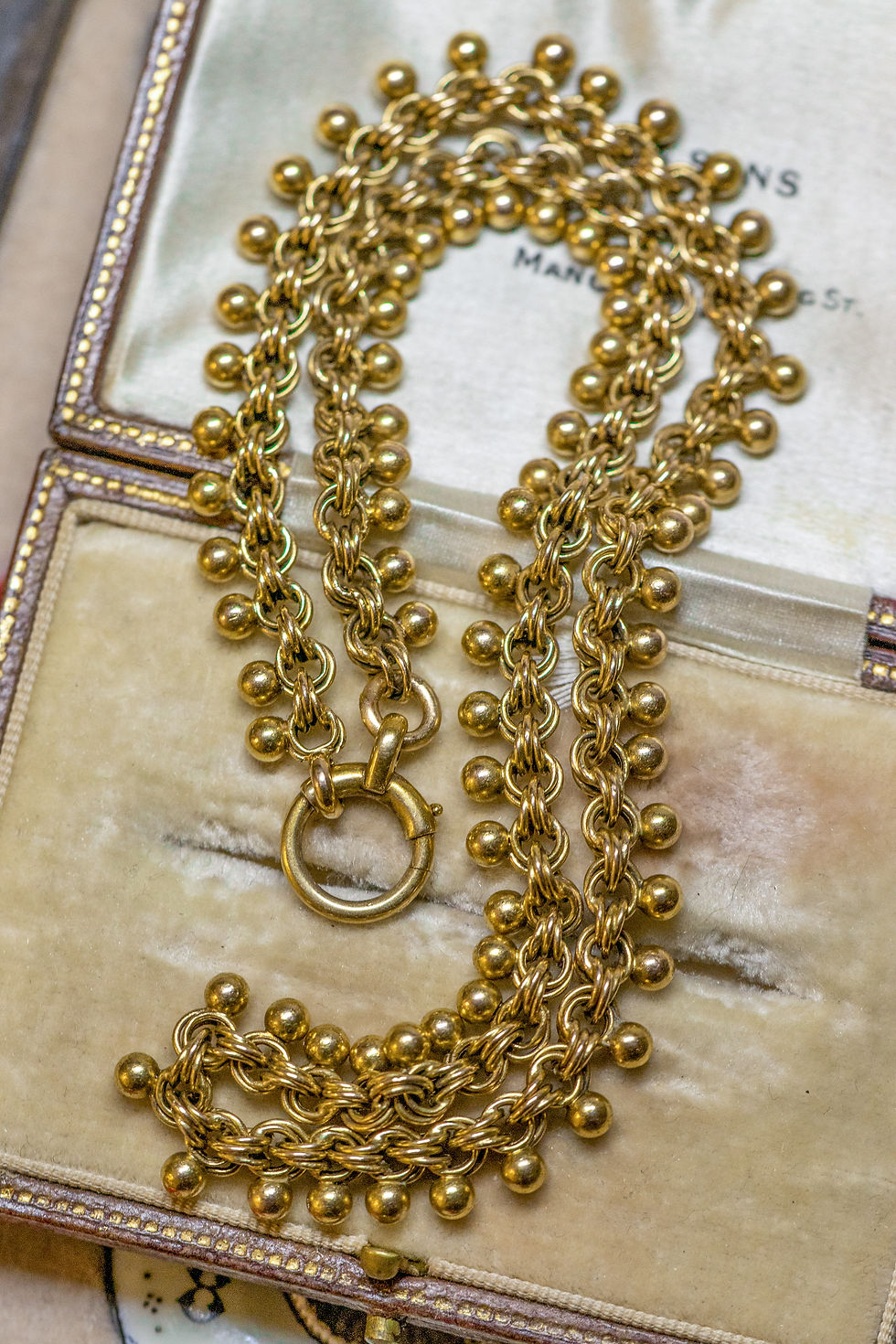 Miniatura: Full view of the Victorian 15ct gold ball-and-chain collar necklace with oversized bolt ring, laid flat.