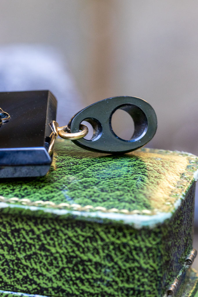 Miniatura: Antique Victorian Black Onyx Initial ‘A’ Pendant with Madonna & Child Miniature