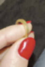 Miniatura: A video showing the antique 18ct gold bolt ring, its gold colour and how it opens and closes securely.