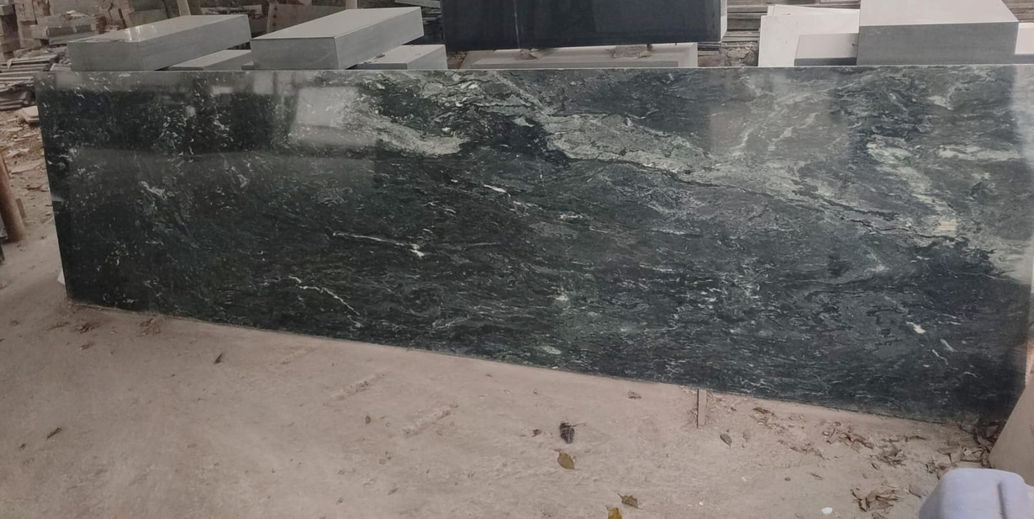 Wunderschöner, grüner Granit, polierte Tranche, Herkunft Indien.