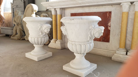 Prunk Vase Amphore Frauenkopf weisser Marmor Granit Grabsteine Mittlboeck Natursteine Seit