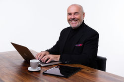 Andreas Mittlboeck sitzend an Laptop