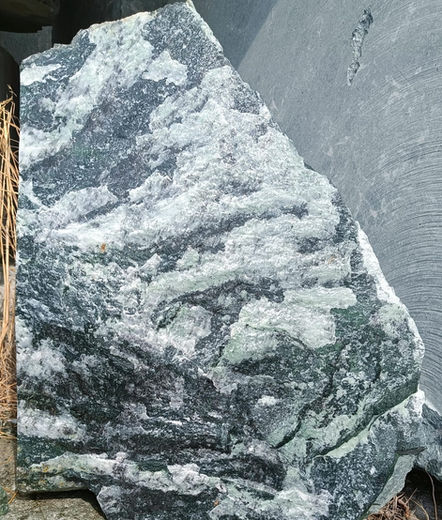 Naturfelsen, blass grün bis Dunkelgrün mit weißen Flächen