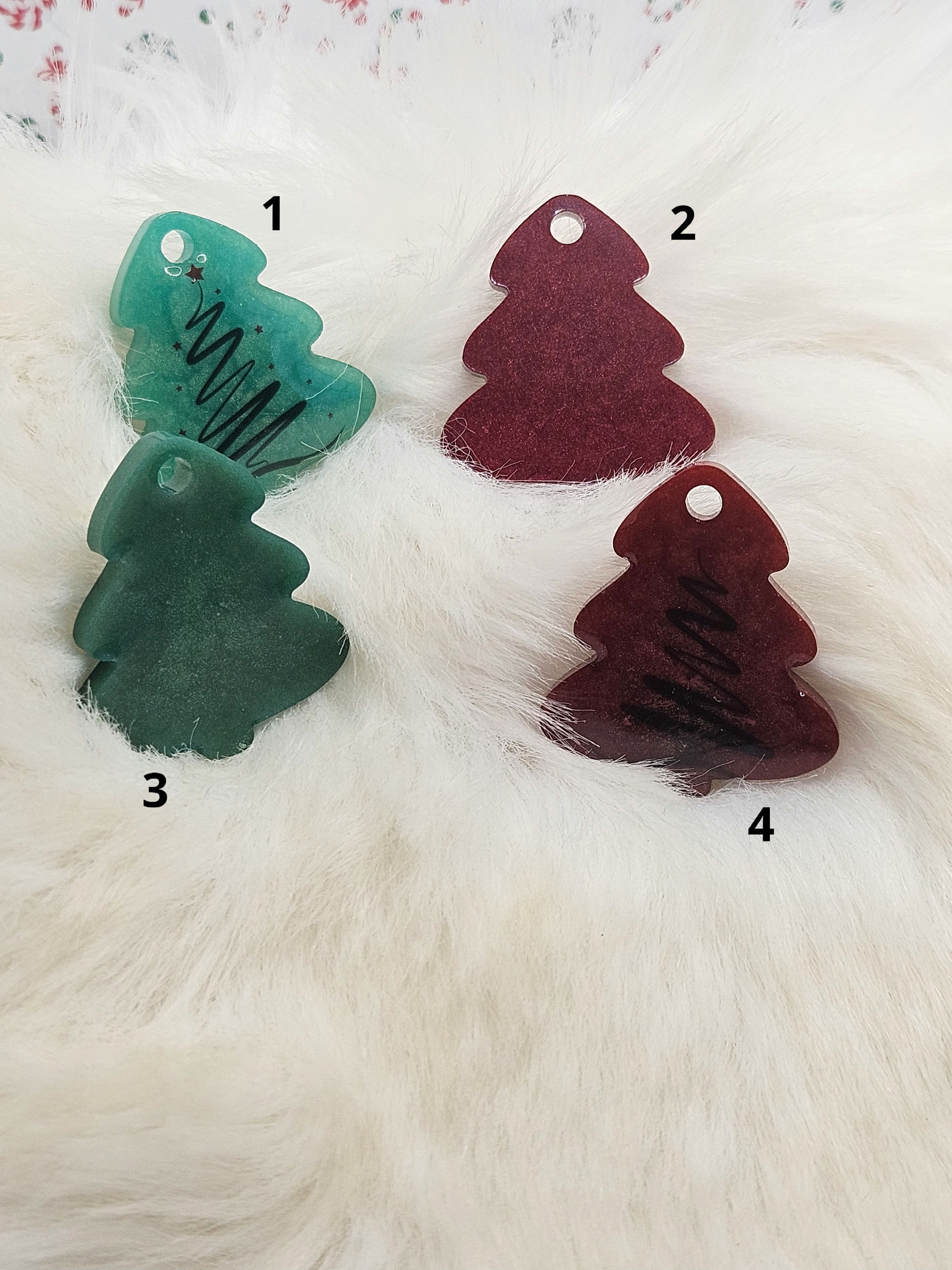 Quatre médailles en forme de sapin. Médaille chien - Sapin 🎄 à personnaliser. Numérotées de 1 à 4.