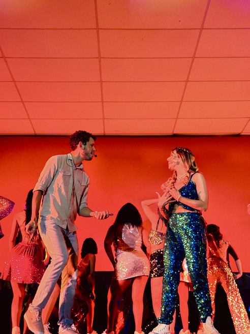 Jonathan Moretto, Sophia Tavares e elenco em "Mamma Mia!" (2025)