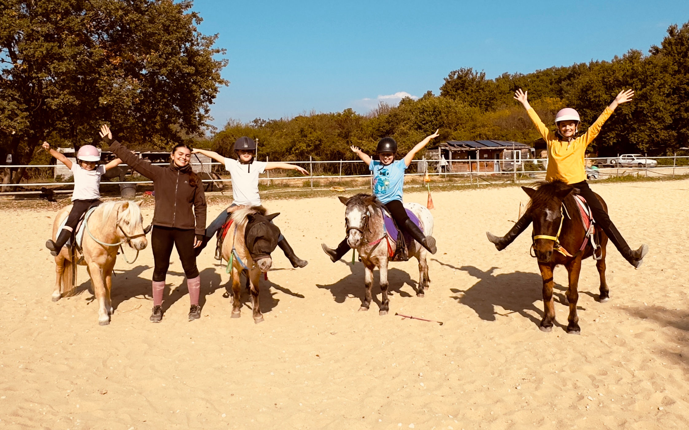 enfants qui s'amusent au poney club