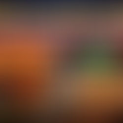 Ilustração mostra aumento dos combustíveis no Brasil com bomba de gasolina, refinaria, caminhão e gráfico de alta, destacando fatores como dólar, refino e importação.