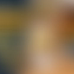 Mulher analisando uma peça de roupa enquanto segura um cabide, com uma caixa de doação ao lado identificada como “sai”, ilustrando a regra do “um entra, um sai” para controle de gastos e consumo consciente.