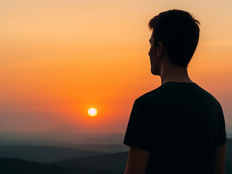 Jovem olhando para o horizonte ao pôr do sol, simbolizando escolhas e construção do futuro desde cedo.