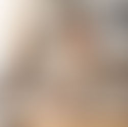 Jovem adulto sentado à mesa em ambiente doméstico aconchegante, escrevendo em um caderno aberto com expressão serena e confiante, ao lado de uma xícara de café e uma planta, representando organização e planejamento financeiro pessoal.