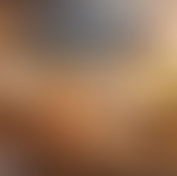 Mulher em momento de oração ao lado de Bíblia e moedas com planta crescendo, representando fé, prosperidade e liberdade financeira feminina.