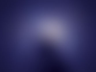 Silhueta de pessoa em reflexão com explosão de luz no cérebro cercada por ícones de redes sociais e informações digitais representando pensamento crítico.