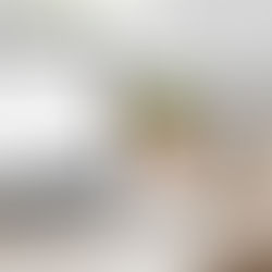 Ambiente organizado com elementos essenciais simbolizando o conceito de minimalismo financeiro e foco no que importa.