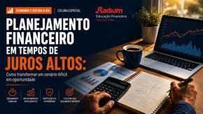 Mesa de trabalho com notebook exibindo gráficos financeiros, calculadora, planilha, caderno de anotações e xícara de café, representando planejamento financeiro em um cenário de juros elevados e organização das finanças pessoais.