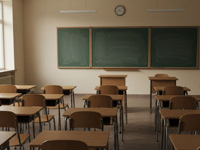 Sala de aula vazia em escola pública, simbolizando os desafios da educação no Brasil.