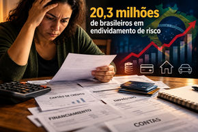 Pessoa analisando contas e parcelas em uma mesa, representando o endividamento de risco das famílias brasileiras.