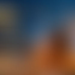 Estudante em sala de aula analisando estudos enquanto elementos gráficos mostram a conexão entre educação, mercado de trabalho e desenvolvimento econômico no Brasil.