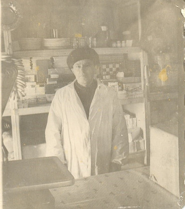 Эрнст Семен Николаевич продавец магазина д. Матка, 1966 год