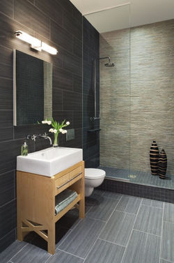 modernes-Badezimmer-wahl-Fliesen-naturstein-optik-graue-wandfliesen