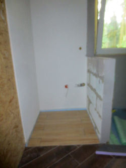 Fliesen_in_Nische_für_Waschmaschine_(2)